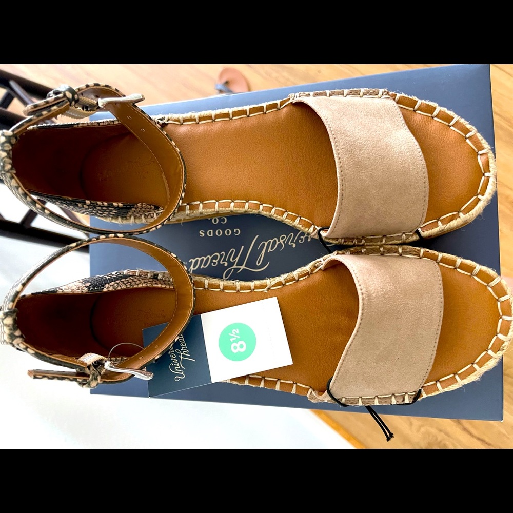BNWTIB.. Universal Thread (Target) Sandals